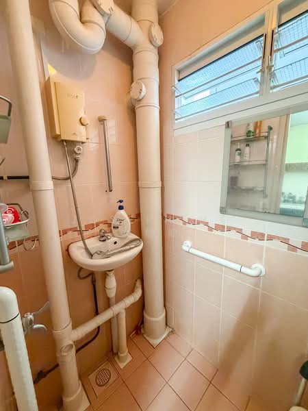 8 Holland Avenue, 8 Holland Avenue, Room Rental, 150 sqft, HDB Flat For Rent, by Joseph Ng 黄德顺, 500175294 - Bathroom - PropertyGuru.com.sg