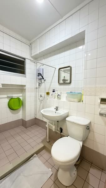842C Tampines Street 82, 842C Tampines Street 82, 4 Bedrooms, 1,420 sqft, HDB Flat For Sale, by James Yeo, 500175308 - Bathroom - PropertyGuru.com.sg