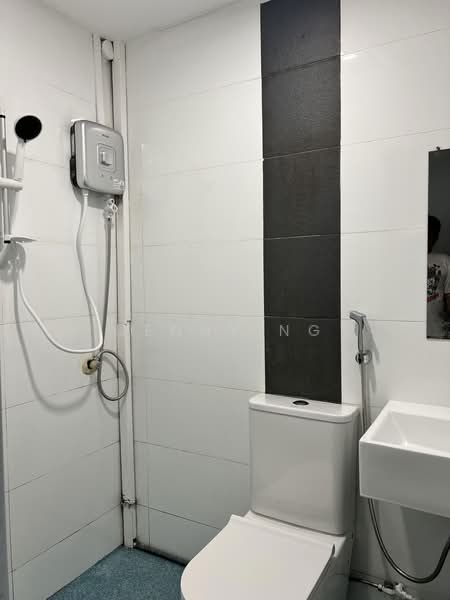 Upper Serangoon Shopping Centre, 756 Upper Serangoon Road, 5 Bedrooms, 1,453 sqft, Apartment For Rent, by Jenny Ng, 500175369 - Bathroom @ Studio - PropertyGuru.com.sg