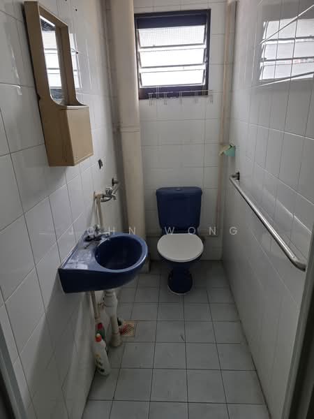 62 Circuit Road, 62 Circuit Road, 2 Bedrooms, 721 sqft, HDB Flat For Sale, by John Wong, 500175380 - Bathroom - PropertyGuru.com.sg