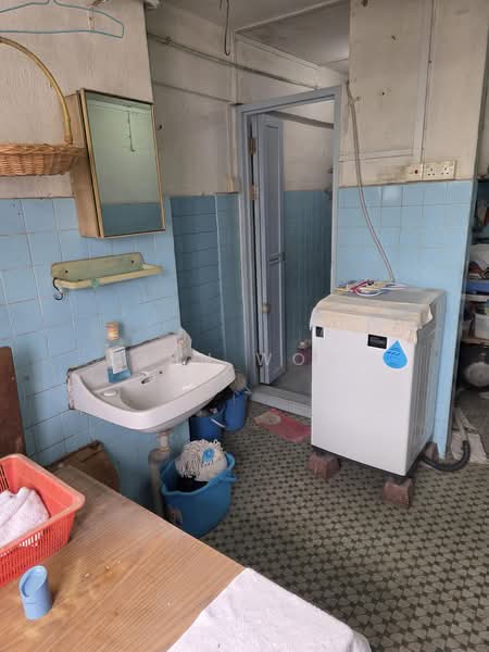 62 Circuit Road, 62 Circuit Road, 2 Bedrooms, 721 sqft, HDB Flat For Sale, by John Wong, 500175380 - Bathroom - PropertyGuru.com.sg