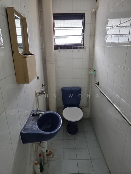 62 Circuit Road, 62 Circuit Road, 2 Bedrooms, 721 sqft, HDB Flat For Sale, by John Wong, 500175380 - Bathroom - PropertyGuru.com.sg