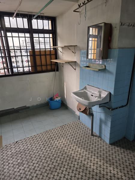 62 Circuit Road, 62 Circuit Road, 2 Bedrooms, 721 sqft, HDB Flat For Sale, by John Wong, 500175380 - Kitchen - PropertyGuru.com.sg