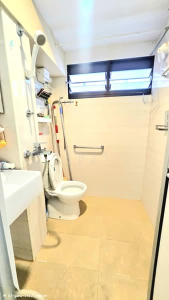 255 Ang Mo Kio Avenue 4, 255 Ang Mo Kio Avenue 4, 2 Bedrooms, 785 sqft, HDB Flat For Sale, by James Yeo, 500175395 - Bathroom - PropertyGuru.com.sg