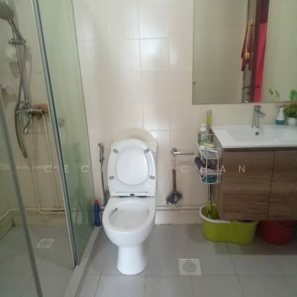 Parc Oasis, 35 Jurong East Avenue 1, Room Rental, 200 sqft, Condominium For Rent, by Cecilia Chan, 500175401 - Bathroom - PropertyGuru.com.sg