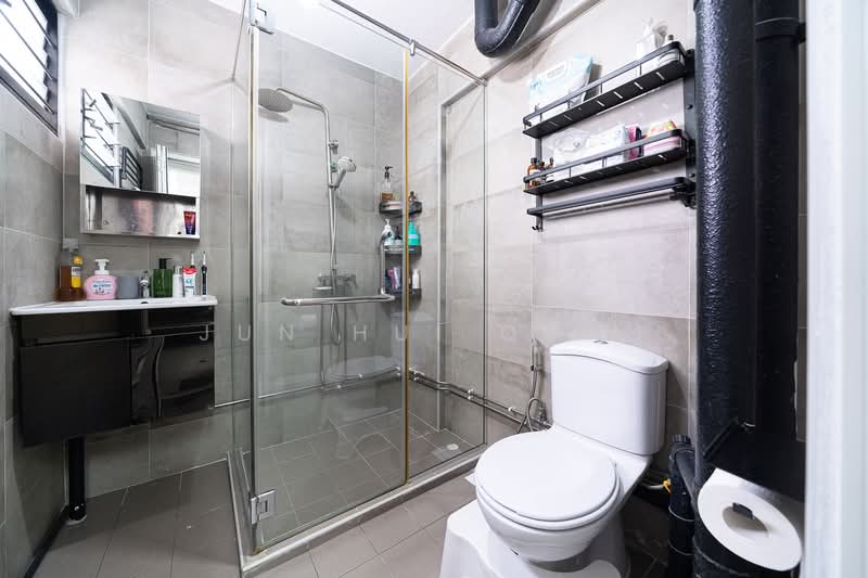 461 Jurong West Street 41, 461 Jurong West Street 41, 3 Bedrooms, 1,302 sqft, HDB Flat For Sale, by Jun Hui Quah, 500175405 - Bathroom - PropertyGuru.com.sg