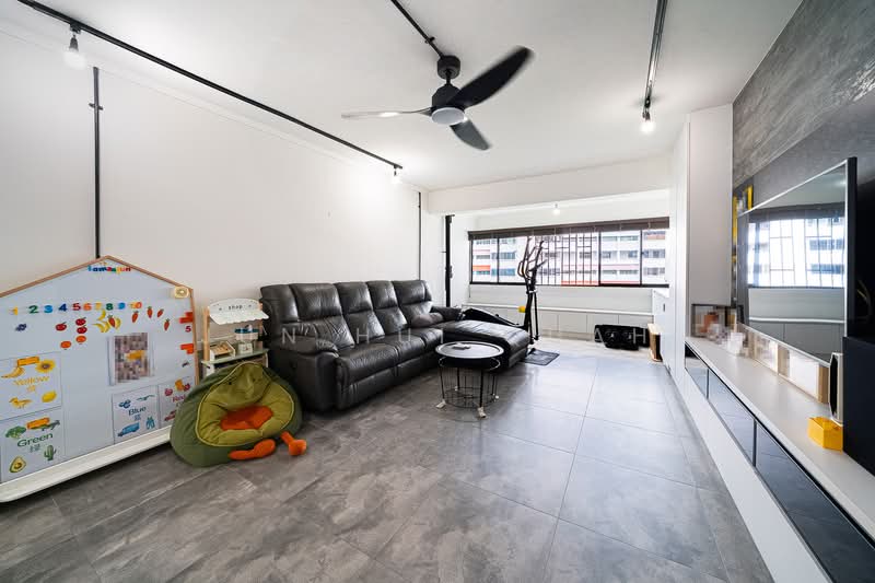 461 Jurong West Street 41, 461 Jurong West Street 41, 3 Bedrooms, 1,302 sqft, HDB Flat For Sale, by Jun Hui Quah, 500175405 - Living Room - PropertyGuru.com.sg