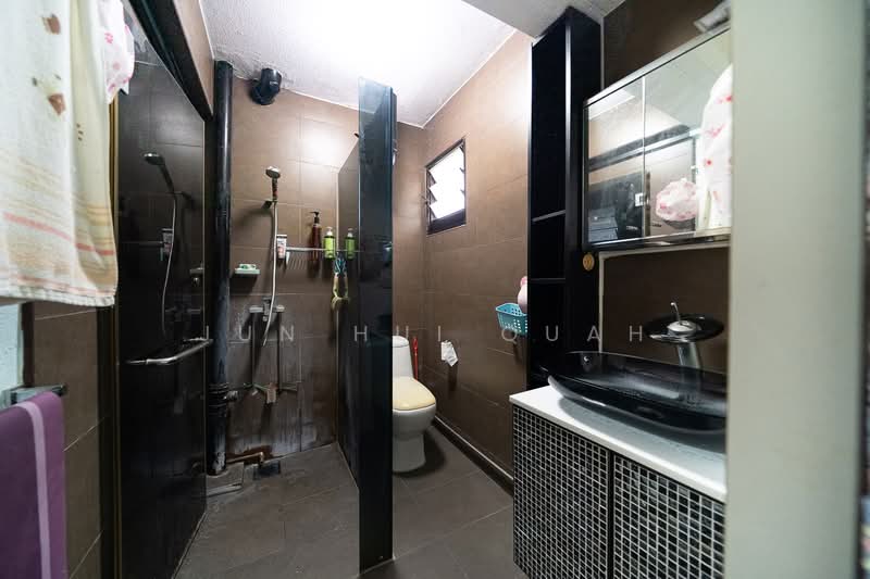 456 Jurong West Street 41, 456 Jurong West Street 41, 2 Bedrooms, 883 sqft, HDB Flat For Sale, by Jun Hui Quah, 500175426 - Bathroom - PropertyGuru.com.sg