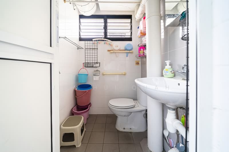 456 Jurong West Street 41, 456 Jurong West Street 41, 2 Bedrooms, 883 sqft, HDB Flat For Sale, by Jun Hui Quah, 500175426 - Bathroom - PropertyGuru.com.sg