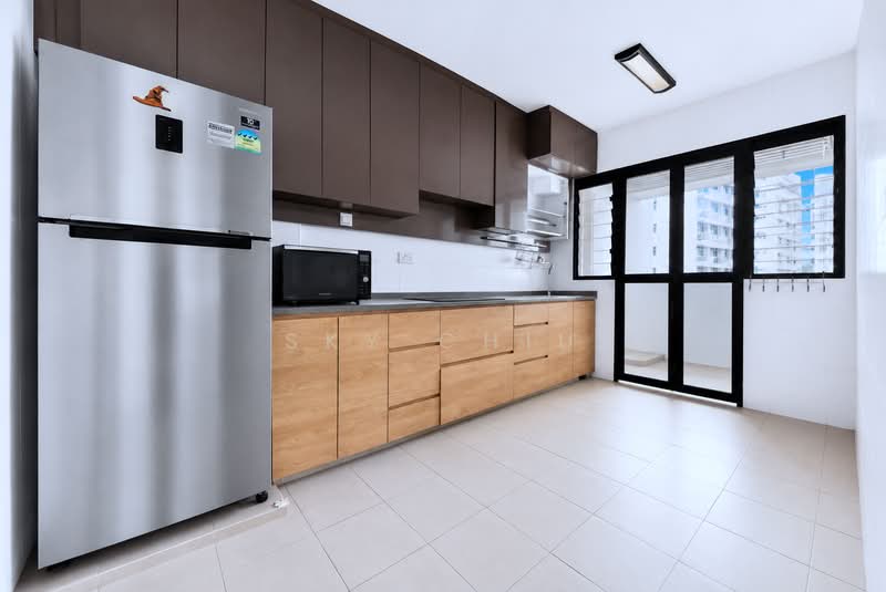 197D Boon Lay Fields, 197D Boon Lay Drive, 3 Bedrooms, 1,216 sqft, HDB Flat For Sale, by Sky Chiu, 500175509 - Kitchen with Service Yard - PropertyGuru.com.sg