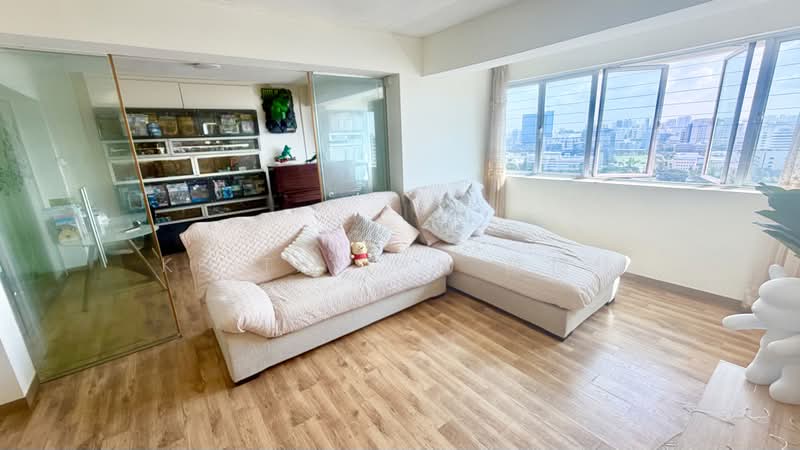 413 Pandan Gardens, 413 Pandan Gardens, 2 Bedrooms, 1,260 sqft, HDB Flat For Sale, by Keith Tan 陈俊伟, 500175511 - Living Room - PropertyGuru.com.sg