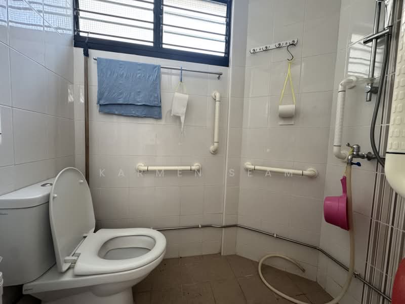 302 Jurong East Street 32, 302 Jurong East Street 32, 2 Bedrooms, 904 sqft, HDB Flat For Sale, by Karmen Seam, 500175521 - Bathroom - PropertyGuru.com.sg