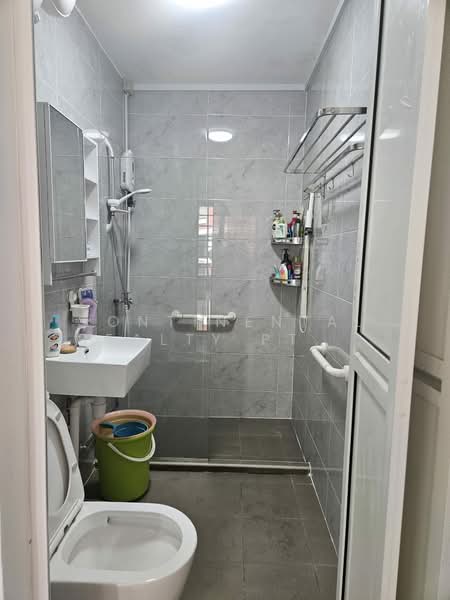 191 Bukit Batok West Avenue 6, 191 Bukit Batok West Avenue 6, 3 Bedrooms, 1,300 sqft, HDB Flat For Rent, by DELIA, 500175528 - Bathroom - PropertyGuru.com.sg