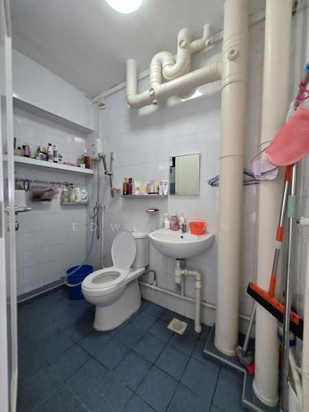 155 Jalan Teck Whye, 155 Jalan Teck Whye, 3 Bedrooms, 1,076 sqft, HDB Flat For Sale, by Edwin Tan, 500175551 - Bathroom - PropertyGuru.com.sg