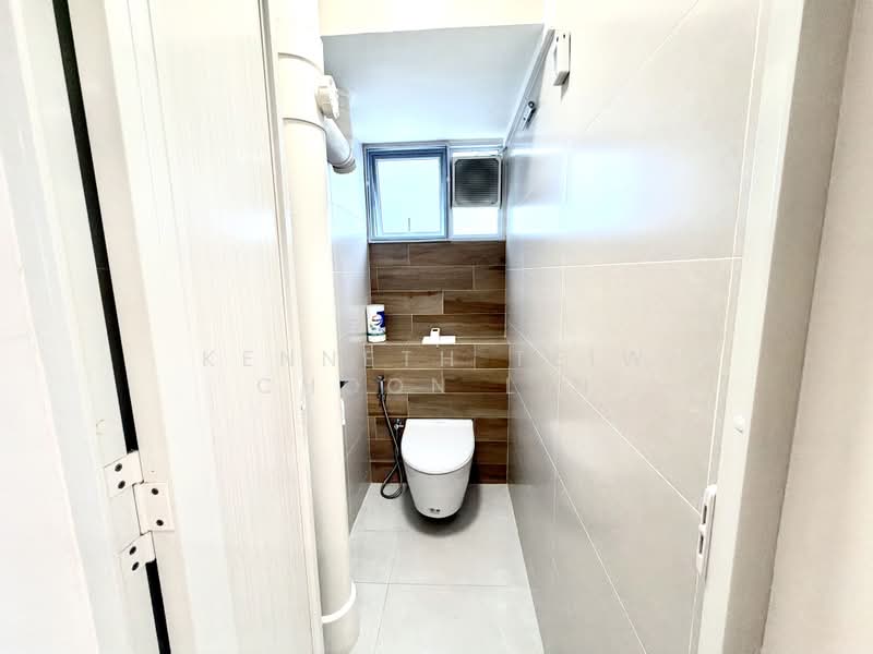 179 Toa Payoh Central, 179 Toa Payoh Central, 2 Bedrooms, 904 sqft, HDB Flat For Sale, by Kenneth Teiw Choon Lin, 500175558 - Bathroom - PropertyGuru.com.sg