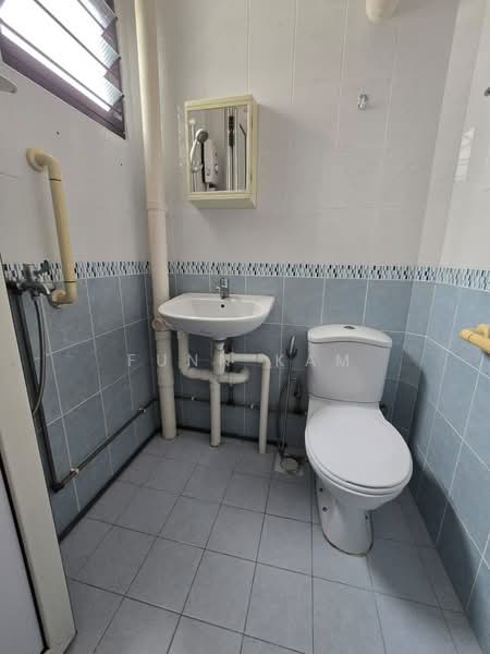 313 Bukit Batok Street 32, 313 Bukit Batok Street 32, 3 Bedrooms, 1,001 sqft, HDB Flat For Rent, by Funn Kam, 500175587 - Bathroom - PropertyGuru.com.sg