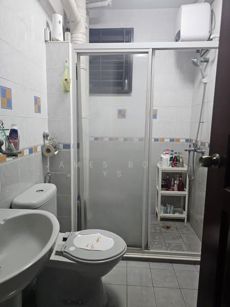 272B Jurong West Street 24, 272B Jurong West Street 24, 3 Bedrooms, 1,205 sqft, HDB Flat For Rent, by James Bong ys, 500175634 - Bathroom - PropertyGuru.com.sg