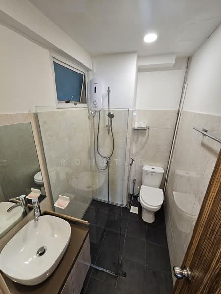 Parkshore, 201 Tanjong Rhu Road, 4 Bedrooms, 1,636 sqft, Condominium For Sale, by Rohit D., 500175642 - Common Bathroom New - PropertyGuru.com.sg