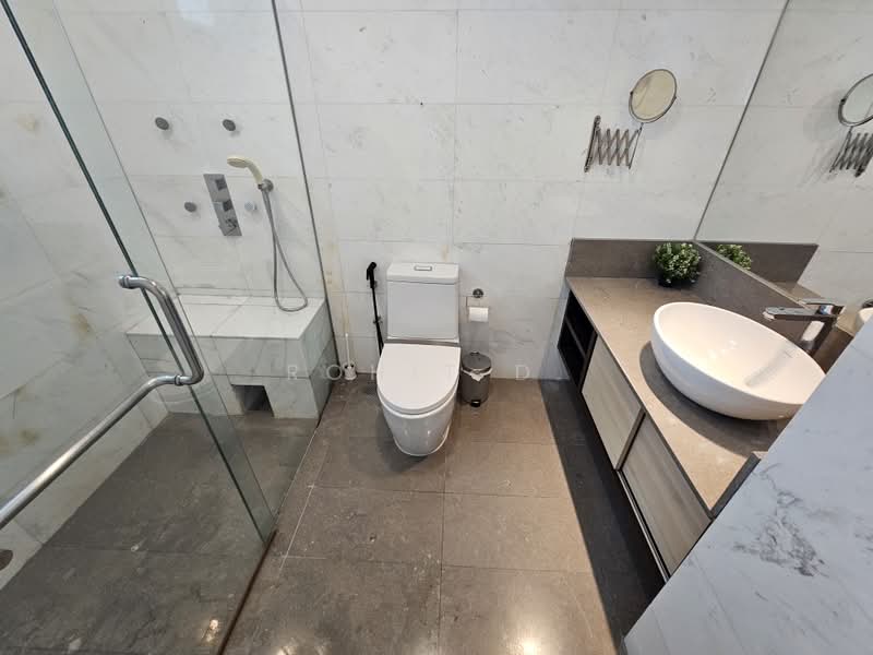 Parkshore, 201 Tanjong Rhu Road, 4 Bedrooms, 1,636 sqft, Condominium For Sale, by Rohit D., 500175642 - Master Bathroom - PropertyGuru.com.sg