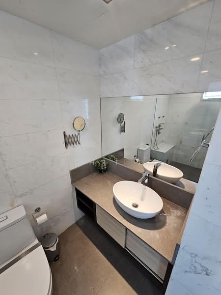 Parkshore, 201 Tanjong Rhu Road, 4 Bedrooms, 1,636 sqft, Condominium For Sale, by Rohit D., 500175642 - Master Bathroom - PropertyGuru.com.sg