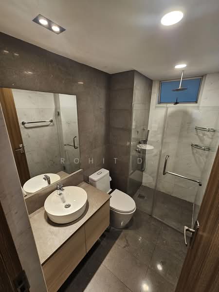 Parkshore, 201 Tanjong Rhu Road, 4 Bedrooms, 1,636 sqft, Condominium For Sale, by Rohit D., 500175642 - Common Bathroom 2 - PropertyGuru.com.sg
