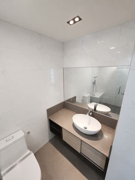 Parkshore, 201 Tanjong Rhu Road, 3 Bedrooms, 1,636 sqft, Condominium For Sale, by Rohit D., 500175642 - Master Bathroom - PropertyGuru.com.sg