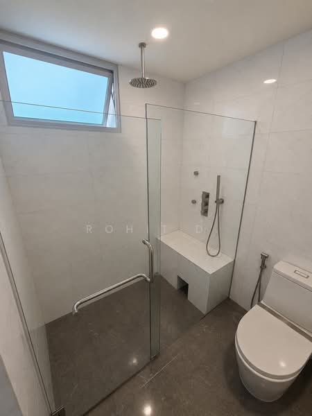 Parkshore, 201 Tanjong Rhu Road, 3 Bedrooms, 1,636 sqft, Condominium For Sale, by Rohit D., 500175642 - Master Bathroom - PropertyGuru.com.sg