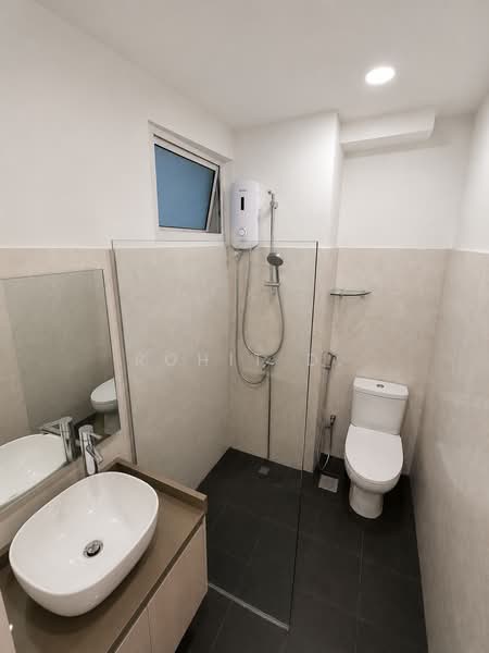 Parkshore, 201 Tanjong Rhu Road, 3 Bedrooms, 1,636 sqft, Condominium For Sale, by Rohit D., 500175642 - Common Bath 2 - PropertyGuru.com.sg