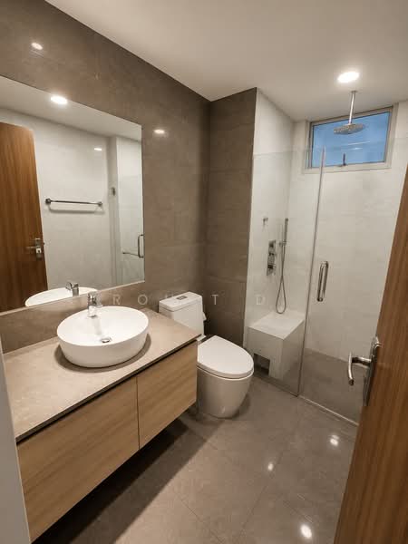 Parkshore, 201 Tanjong Rhu Road, 3 Bedrooms, 1,636 sqft, Condominium For Sale, by Rohit D., 500175642 - Common Bath 1 - PropertyGuru.com.sg