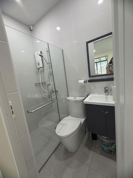 Yio Chu Kang Garden, Yio Chu Kang Garden, 5 Bedrooms, 5,000 sqft, Corner Terrace For Rent, by Jacqueline Lim, 500175704 - Bathroom - PropertyGuru.com.sg