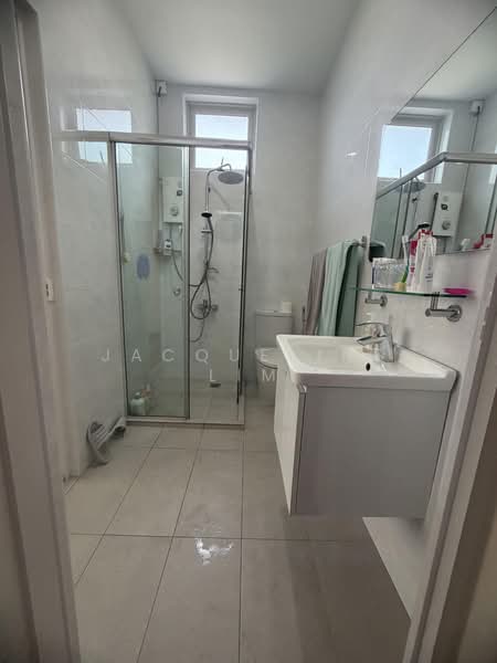 Yio Chu Kang Garden, Yio Chu Kang Garden, 5 Bedrooms, 5,000 sqft, Corner Terrace For Rent, by Jacqueline Lim, 500175704 - Bathroom - PropertyGuru.com.sg