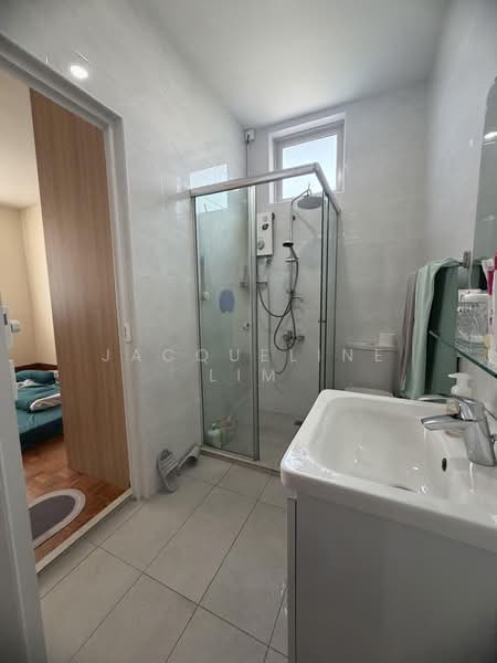 Yio Chu Kang Garden, Yio Chu Kang Garden, 5 Bedrooms, 5,000 sqft, Corner Terrace For Rent, by Jacqueline Lim, 500175704 - Bathroom - PropertyGuru.com.sg