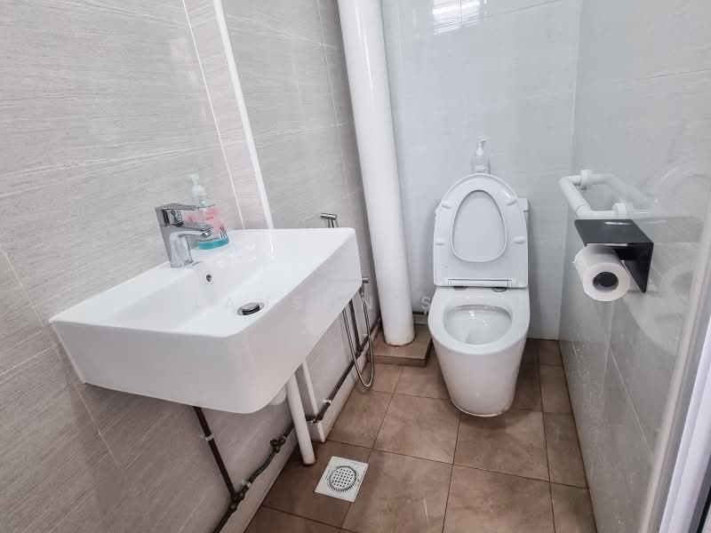 404 Choa Chu Kang Avenue 3, 404 Choa Chu Kang Avenue 3, 3 Bedrooms, 1,119 sqft, HDB Flat For Rent, by Clauson Seah, 500175738 - Bathroom - PropertyGuru.com.sg