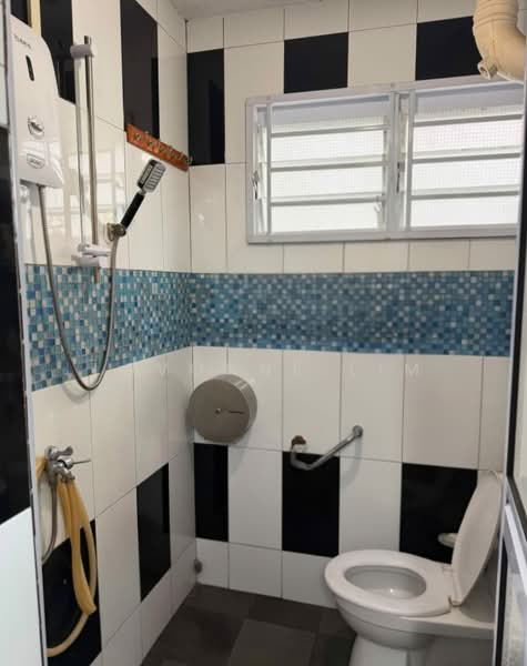 527 Jurong West Street 52, 527 Jurong West Street 52, 2 Bedrooms, 732 sqft, HDB Flat For Rent, by Lavonne Lim, 500175760 - Bathroom - PropertyGuru.com.sg