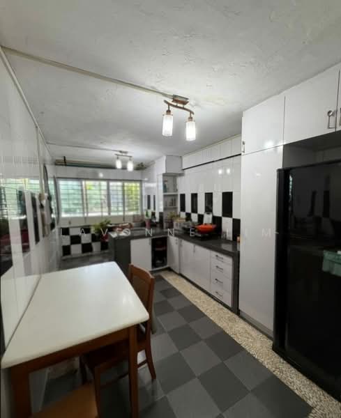 527 Jurong West Street 52, 527 Jurong West Street 52, 2 Bedrooms, 732 sqft, HDB Flat For Rent, by Lavonne Lim, 500175760 - Kitchen - PropertyGuru.com.sg
