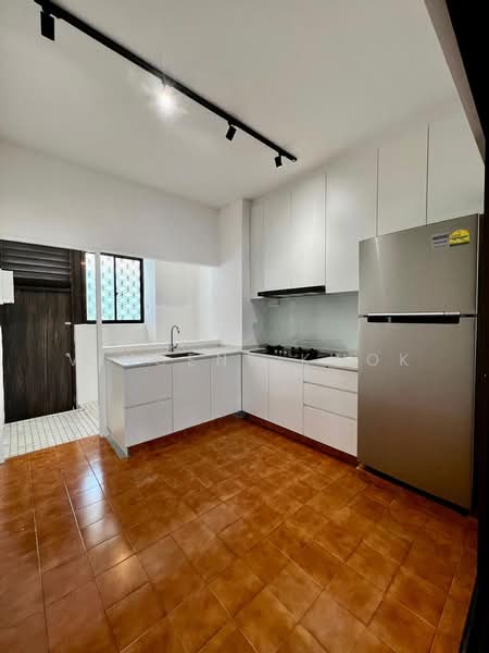 Lakepoint Condo, 2 Lakepoint Drive, 2 Bedrooms, 915 sqft, Condominium For Sale, by Vincent Kwok, 500175762 - Kitchen - PropertyGuru.com.sg