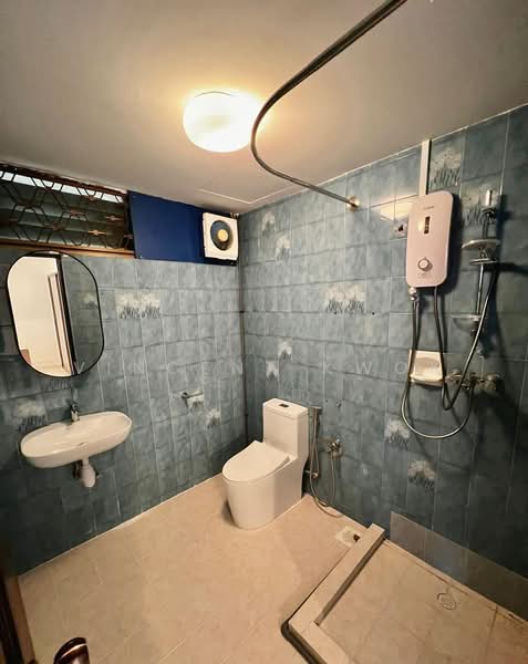 Lakepoint Condo, 2 Lakepoint Drive, 2 Bedrooms, 915 sqft, Condominium For Sale, by Vincent Kwok, 500175762 - Bathroom - PropertyGuru.com.sg
