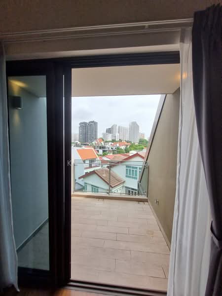 Parksuites, 18 Holland Grove Road, 3 Bedrooms, 1,421 sqft, Condominium For Sale, by Ken Lim, 500175776 - Balcony - PropertyGuru.com.sg