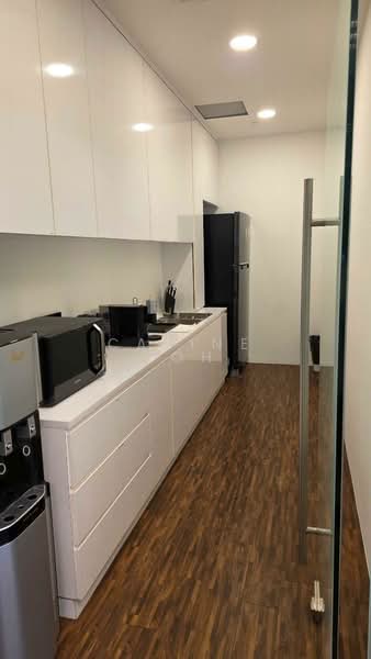 Six Battery Road Building, 6 Battery Road, 1,615 sqft, Office For Rent, by Carine Toh, 500175802 - Kitchen - CommercialGuru.com.sg