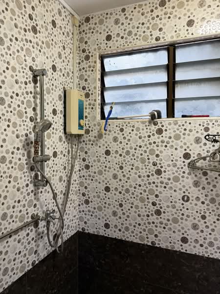 637 Hougang Avenue 8, 637 Hougang Avenue 8, 3 Bedrooms, 904 sqft, HDB Flat For Sale, by Hugo Sim, 500175811 - Bathroom - PropertyGuru.com.sg