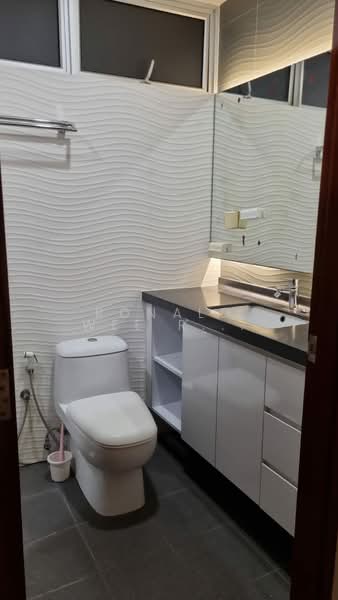 Lakepoint Condo, 2 Lakepoint Drive, 4 Bedrooms, 2,217 sqft, Condominium For Sale, by RONALD, 500175824 - Bathroom - PropertyGuru.com.sg