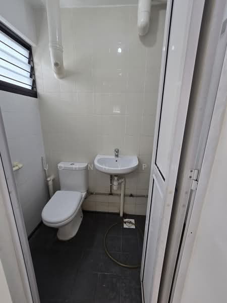 154 Serangoon North Avenue 1, 154 Serangoon North Avenue 1, 2 Bedrooms, 600 sqft, HDB Flat For Rent, by Johnny Poh, 500175827 - Bathroom - PropertyGuru.com.sg