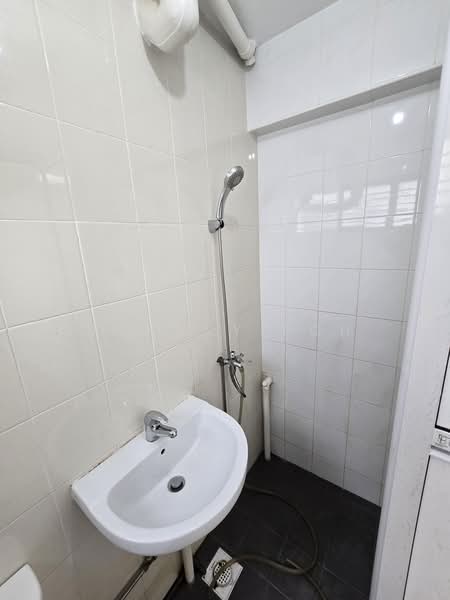 154 Serangoon North Avenue 1, 154 Serangoon North Avenue 1, 2 Bedrooms, 600 sqft, HDB Flat For Rent, by Johnny Poh, 500175827 - Bathroom - PropertyGuru.com.sg