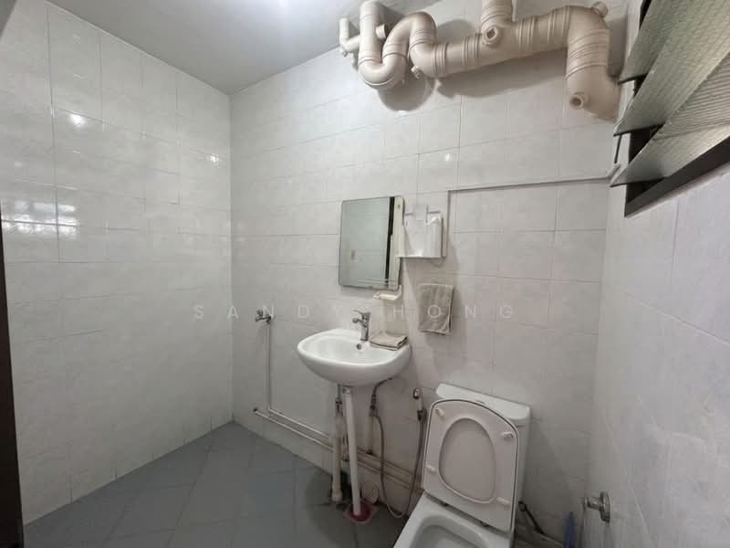 354 Kang Ching Road, 354 Kang Ching Road, 3 Bedrooms, 1,291 sqft, HDB Flat For Sale, by Sandy Hong, 500175875 - Bathroom - PropertyGuru.com.sg