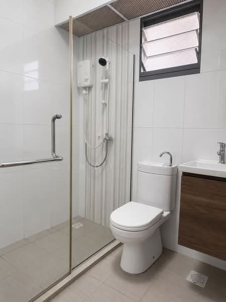 32 Margaret Drive, 32 Margaret Drive, 3 Bedrooms, 947 sqft, HDB Flat For Sale, by Cindy Tan, 500175926 - Master Bathroom - PropertyGuru.com.sg