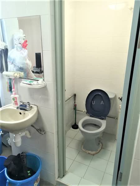 98 Lorong 1 Toa Payoh, 98 Lorong 1 Toa Payoh, 2 Bedrooms, 732 sqft, HDB Flat For Rent, by Trev Chua, 500175928 - Bathroom - PropertyGuru.com.sg