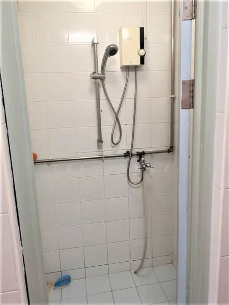 98 Lorong 1 Toa Payoh, 98 Lorong 1 Toa Payoh, 2 Bedrooms, 732 sqft, HDB Flat For Rent, by Trev Chua, 500175928 - Bathroom - PropertyGuru.com.sg