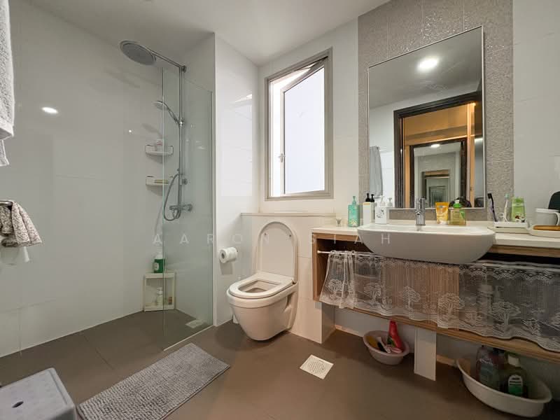 Heron Bay, 61 Upper Serangoon View, 5 Bedrooms, 2,583 sqft, Executive Condominium For Sale, by Aaron Siah, 500175935 - Master Bathroom - PropertyGuru.com.sg