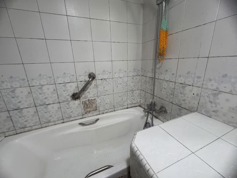 Mandarin Gardens, 1 Siglap Road, 2 Bedrooms, 1,001 sqft, Condominium For Sale, by Blay Koh, 500175967 - Bathroom - PropertyGuru.com.sg
