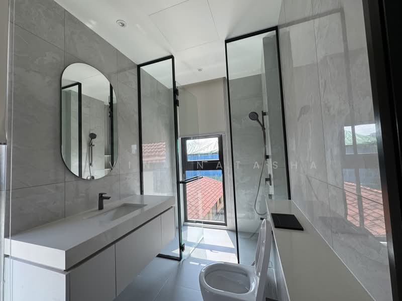 Broadrick Road, Broadrick Road, 6 Bedrooms, 9,256 sqft, Detached House For Rent, by Lavina Natasha Liem, 500175981 - Bathroom - PropertyGuru.com.sg